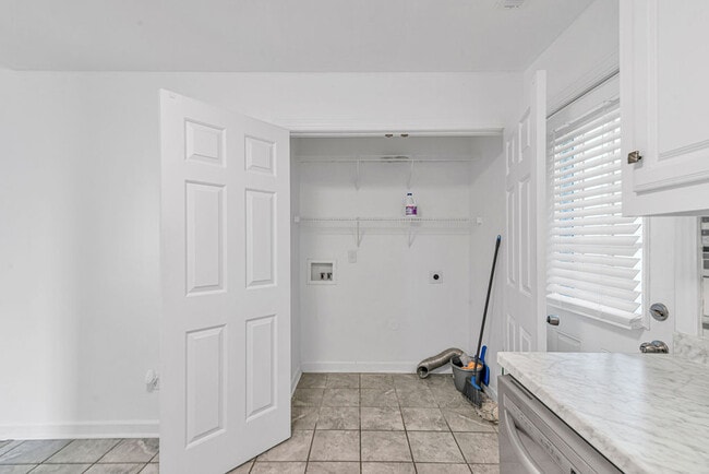 Building Photo - 900 Springwood Dr