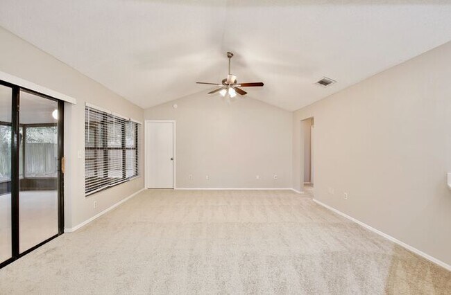 Building Photo - Spacious 4/3 Home with a Fenced Backyard and a 2 Car Garage in Hollowbrook - Winter Springs!