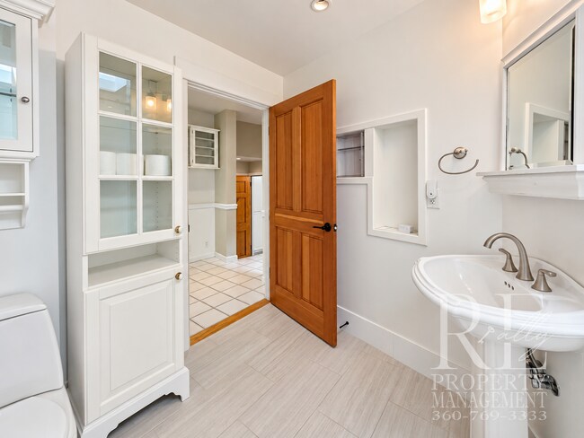 Building Photo - 14444 Sunrise Drive NE
