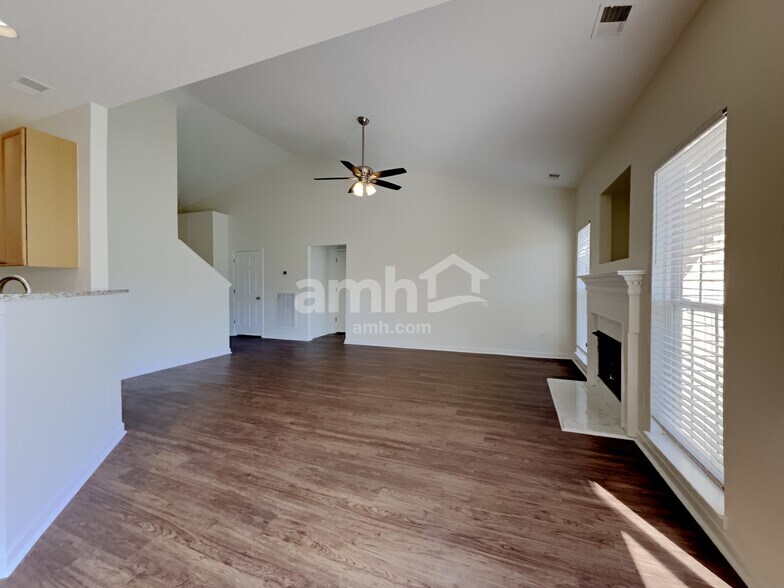 Building Photo - 432 Creekside Ln