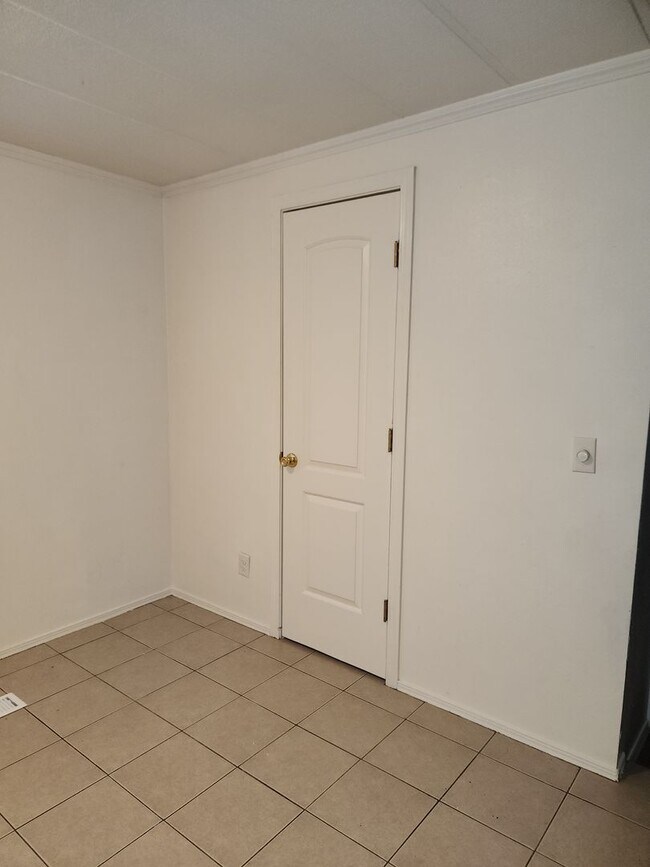 Building Photo - 2-bedroom 1 bath House