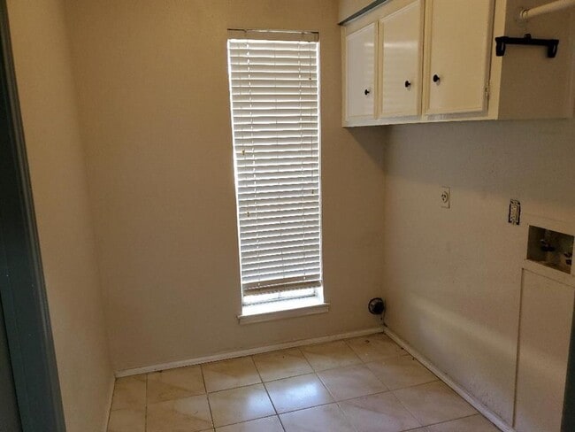Building Photo - 6831 Stoney River Dr
