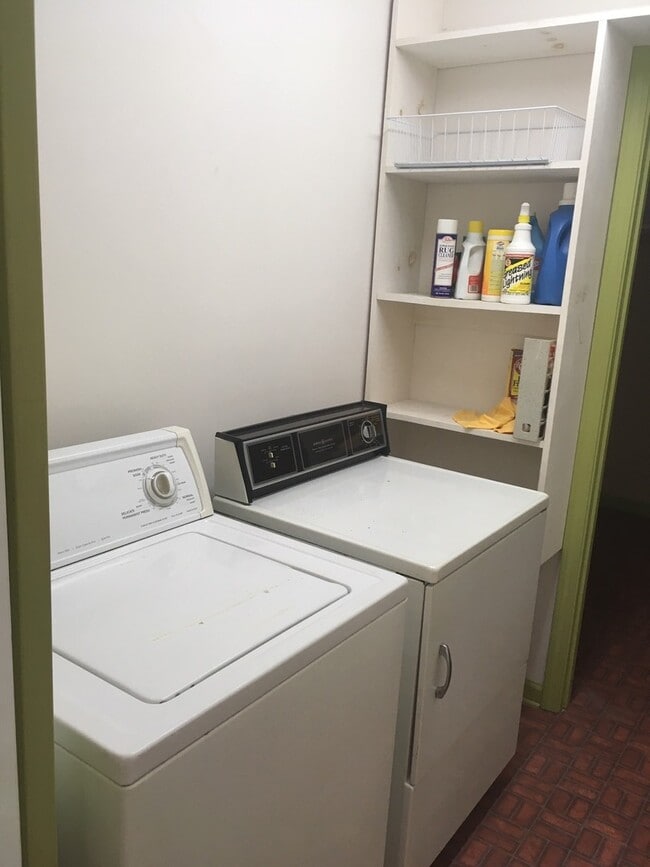 Building Photo - 520 W Hancock St