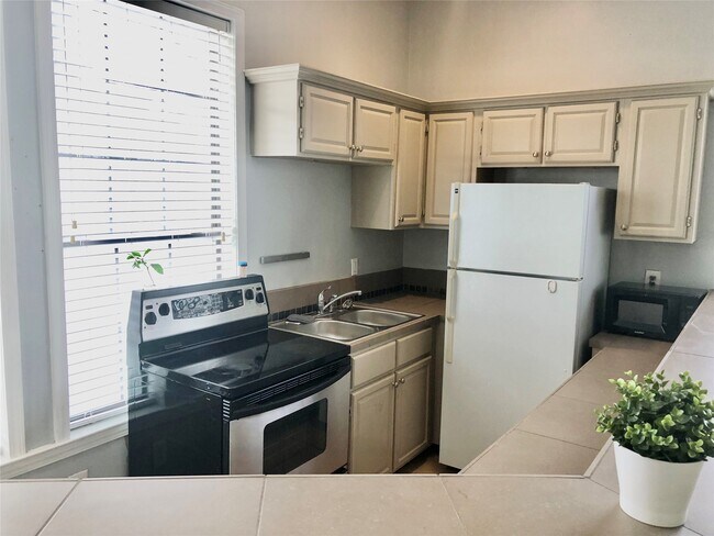 Building Photo - 543 W 27th St