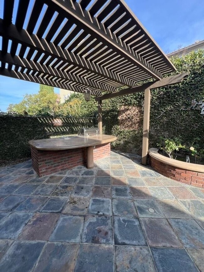 Building Photo - Spacious Single Story Home in Columbus Square