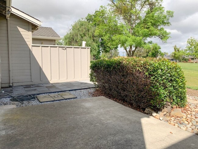 Building Photo - 2 Bedroom / 2.5 Bath Condo in Ridgemark