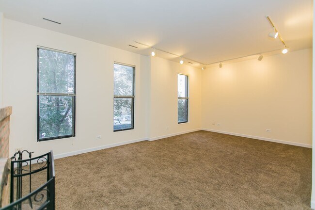 Building Photo - 2342 N Clark St