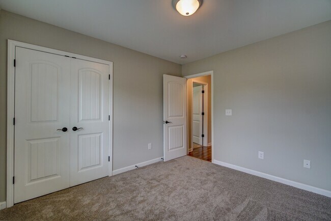 Building Photo - Lovely 3 BR, 2 BA Ranch Home, 2 Car Garage...