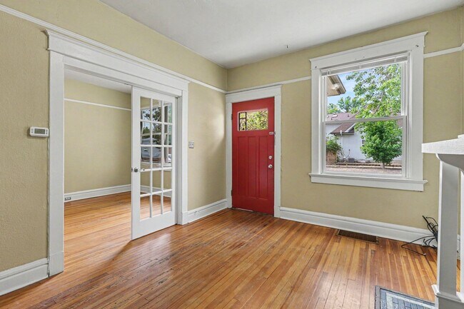 Building Photo - Charming Whittier Rowhome Near Larimer Street