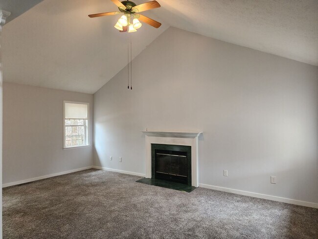 Building Photo - Spacious 3 Bedroom 2.5 Bath Home with Fenced Rear Yard!