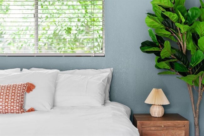 Building Photo - 2320 Montclaire St