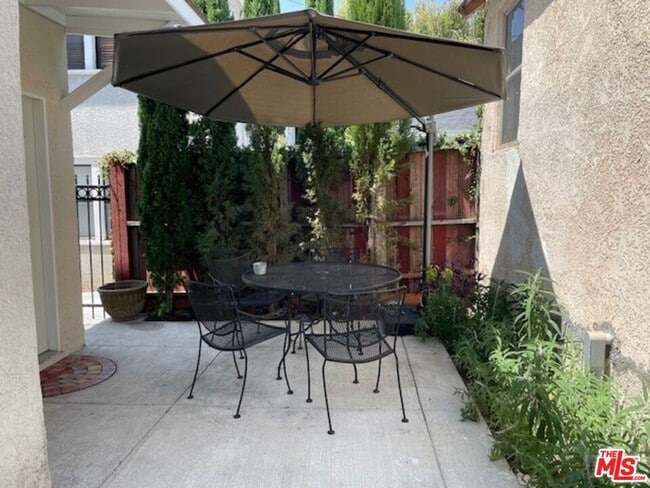 Building Photo - 456 S Wilton Pl