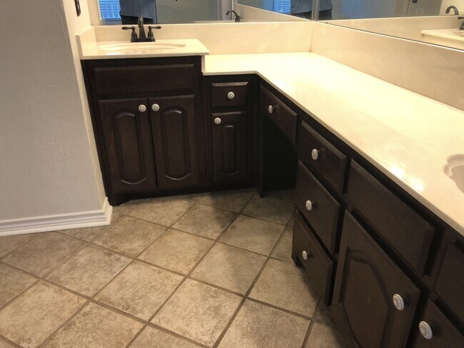 Building Photo - 5 Bedrooms in Richardson!