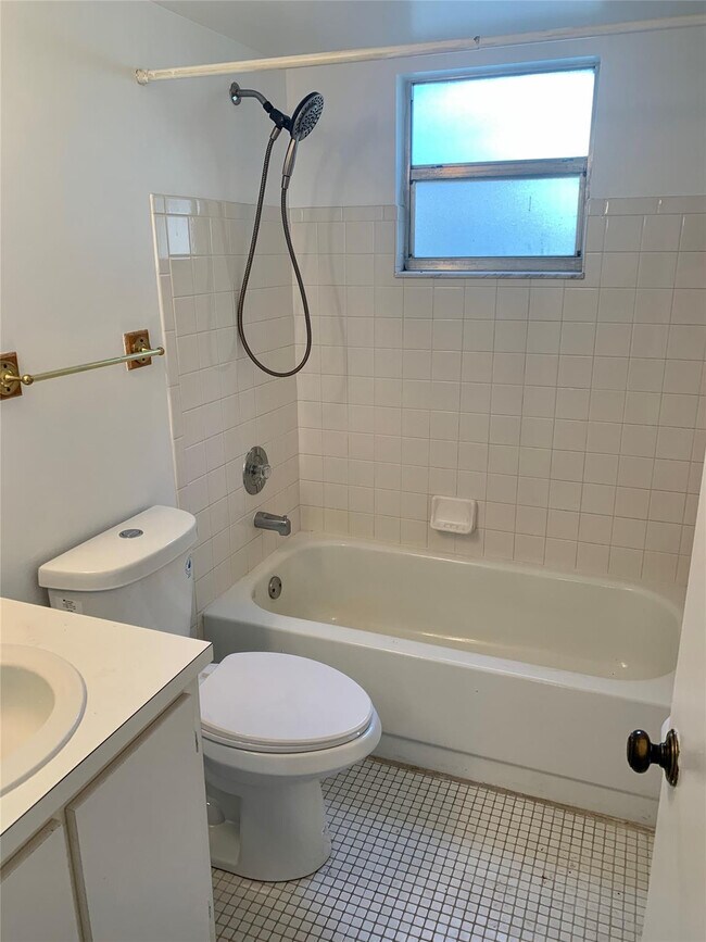 Building Photo - 511 Gardens Dr