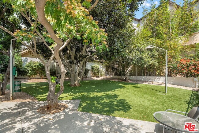 Building Photo - 1155 N La Cienega Blvd