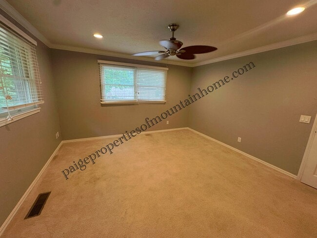 Building Photo - 4 Bed/2 Bath Home in Village Green