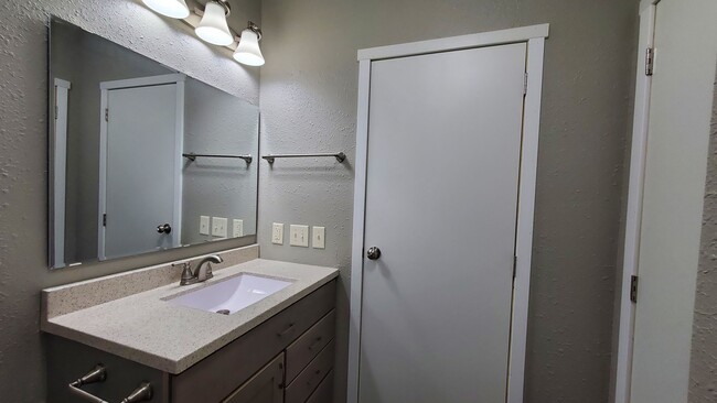 Building Photo - Spacious, Newly Renovated 3 Bed, 2 Bath Home