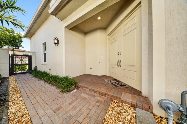 Building Photo - 8883 Kingsmoor Wy