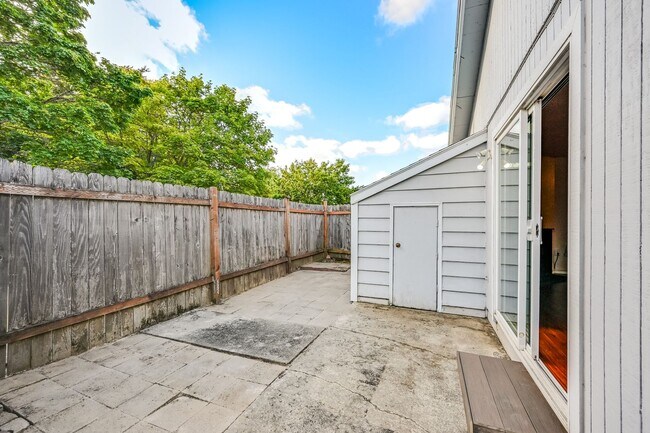 Building Photo - 9785 SW Lookout Terrace