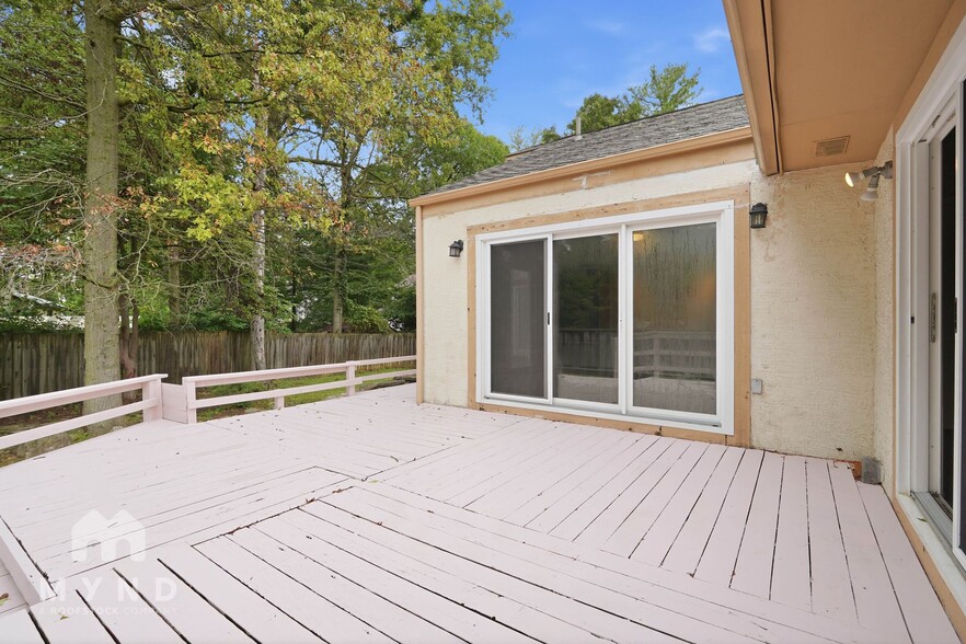 Building Photo - 2208 Surreygate Dr