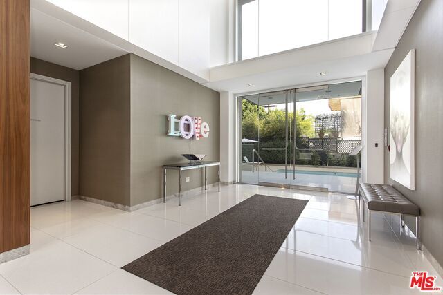 Building Photo - 838 N Doheny Dr
