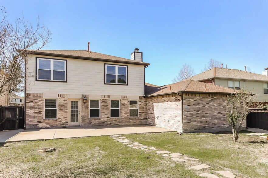 Building Photo - 1110 Hampton Dr