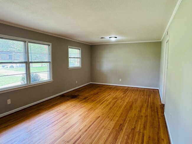 Building Photo - Freshly Renovated 4-Bedroom Retreat!
