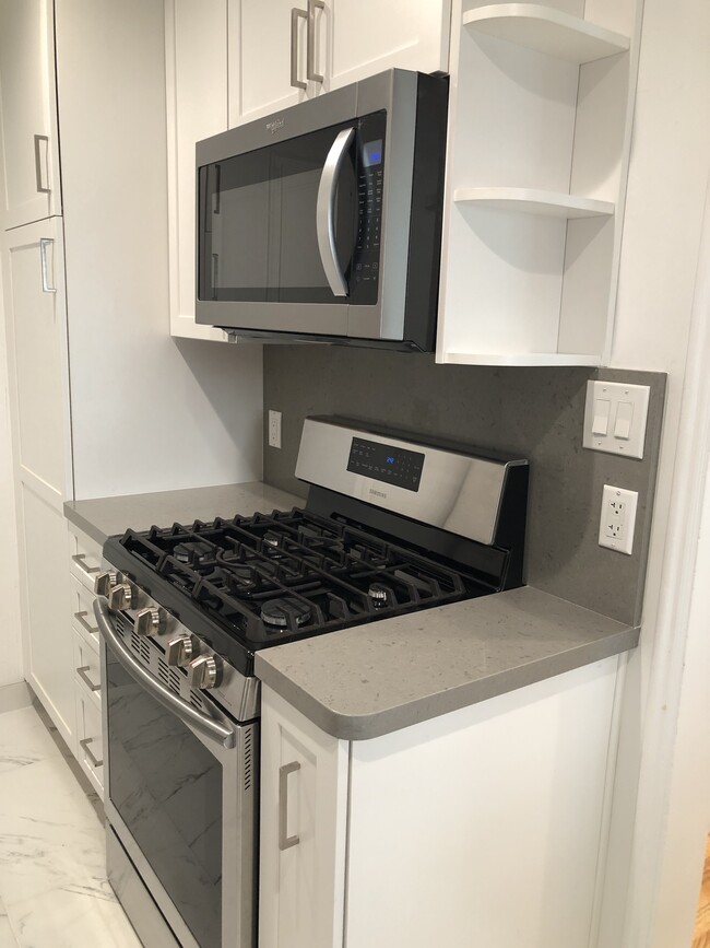 Kitchen, West View - 452 S Doheny Dr