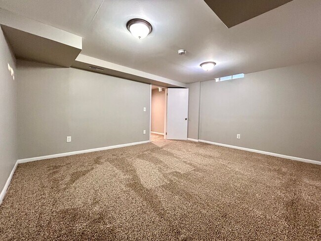 Building Photo - Ivanrest 3689-3695