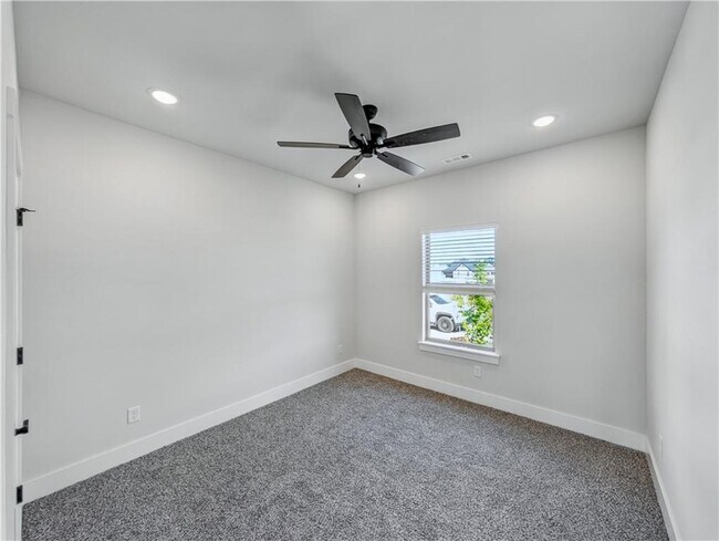 Building Photo - 6807 SW Basswood Ave