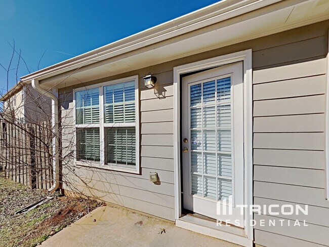 Building Photo - 247 Lantana Dr