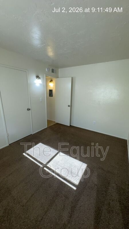Building Photo - 529 E Kaweah Ave