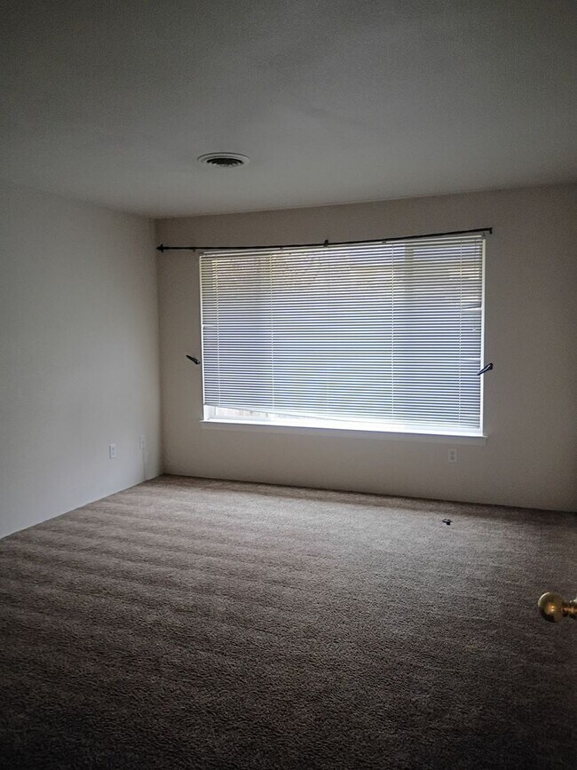 Building Photo - MM2240-1