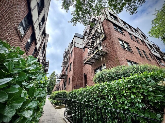 Building Photo - 3 Greenridge Ave