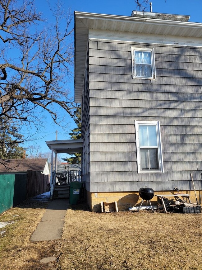 Building Photo - 315 E Maple St