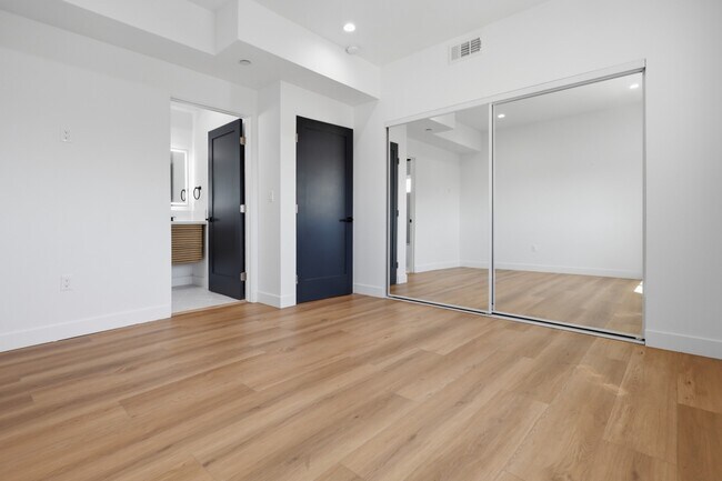 Building Photo - 3 BED | 3 BATH | 1,900 SQ FT | FULLY REMODELED + FURNISHED 3-LEVEL HOME WITH PRIVATE ROOFTOP DECK