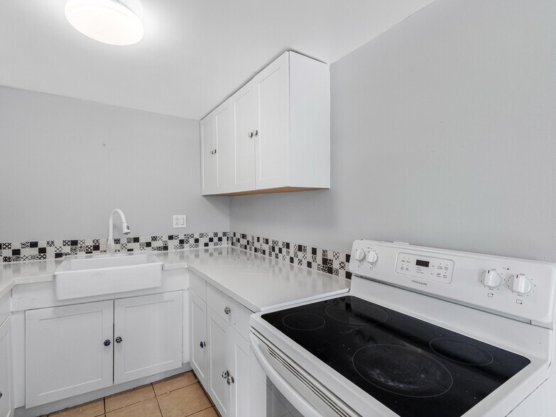 Kitchen - 311 Avanda Ct