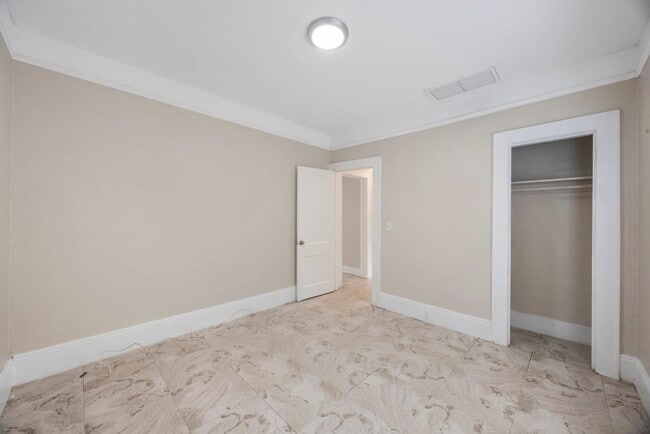 Building Photo - Large 3bdrm/1bath/+ bonus room ***Section ...