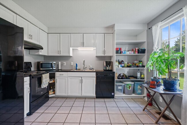 Building Photo - Renovated 3-Bed/2-Bath Home with Garage & ...