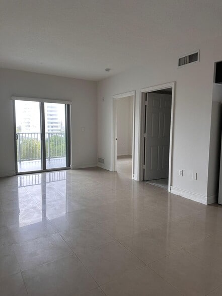 Interior Photo - Vista del Rio