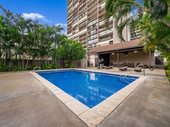 Building Photo - Remodeled Corner 1BR with Ocean & Diamond Head Views, W/D + Parking