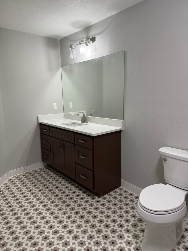 Building Photo - 415 W Mariposa Dr