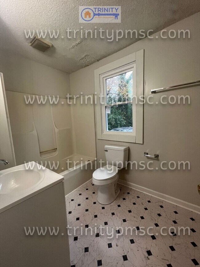 Building Photo - Recently renovated! Must see!