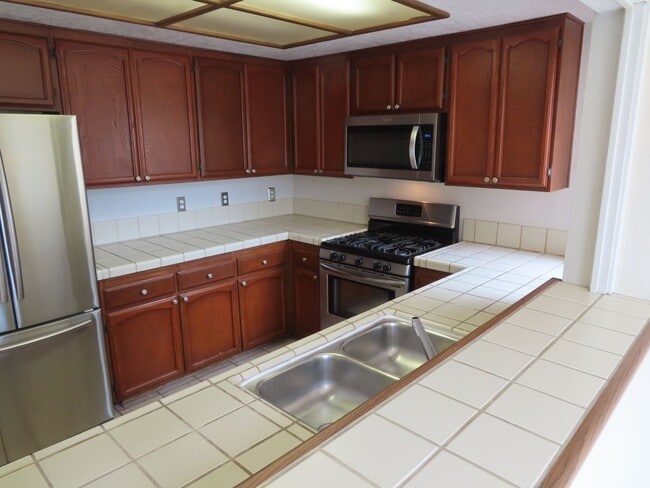 Building Photo - Three Bedroom Townhome with Two-Car Garage