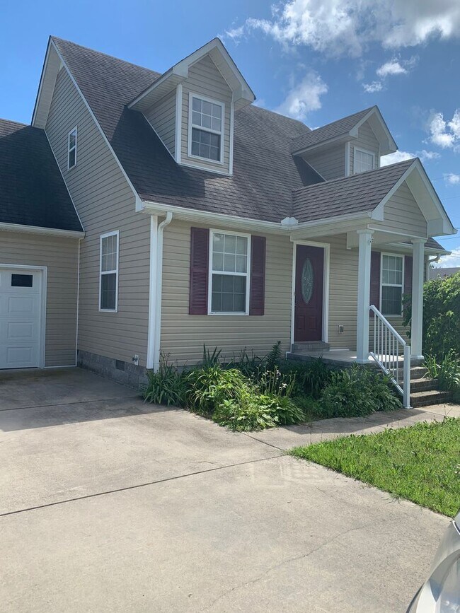 Building Photo - COMING SOON...3 Bedroom in GREAT LOCATION in the Center of Town!
