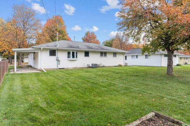 Building Photo - 1221 Kenwood St