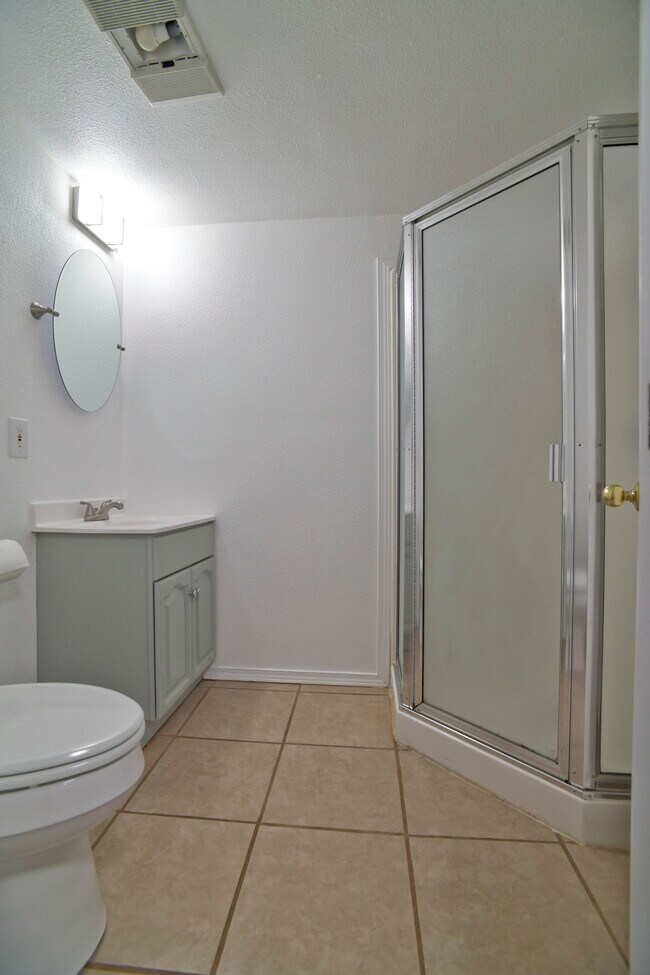 Building Photo - 809 S Summit Ave