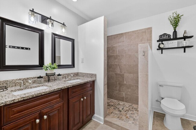 Building Photo - Lakefront 4-Bedroom Home for Rent in Beautiful Umatilla, FL