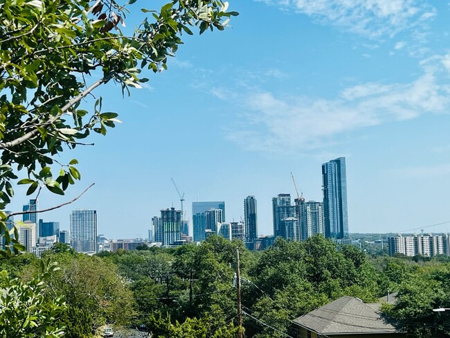 Building Photo - Furnished 3-bedroom in Travis Heights with Downtown Views!