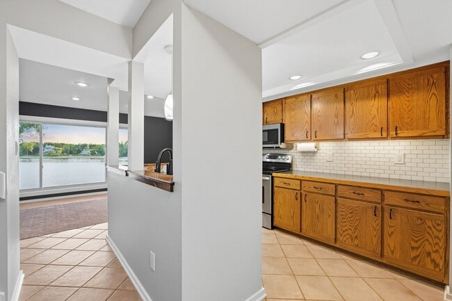 Building Photo - Lakeside living in 3-bedroom, multi-story ...